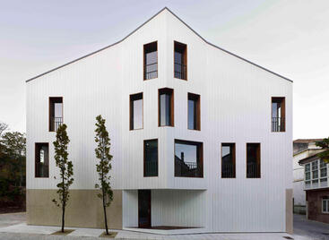 Un garaje convertido en una vivienda gana el Premio Juana de Vega de Arquitectura 2015