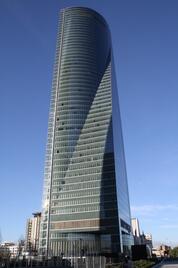 El magnate filipino compra la madrileña Torre Espacio por 558 millones de euros